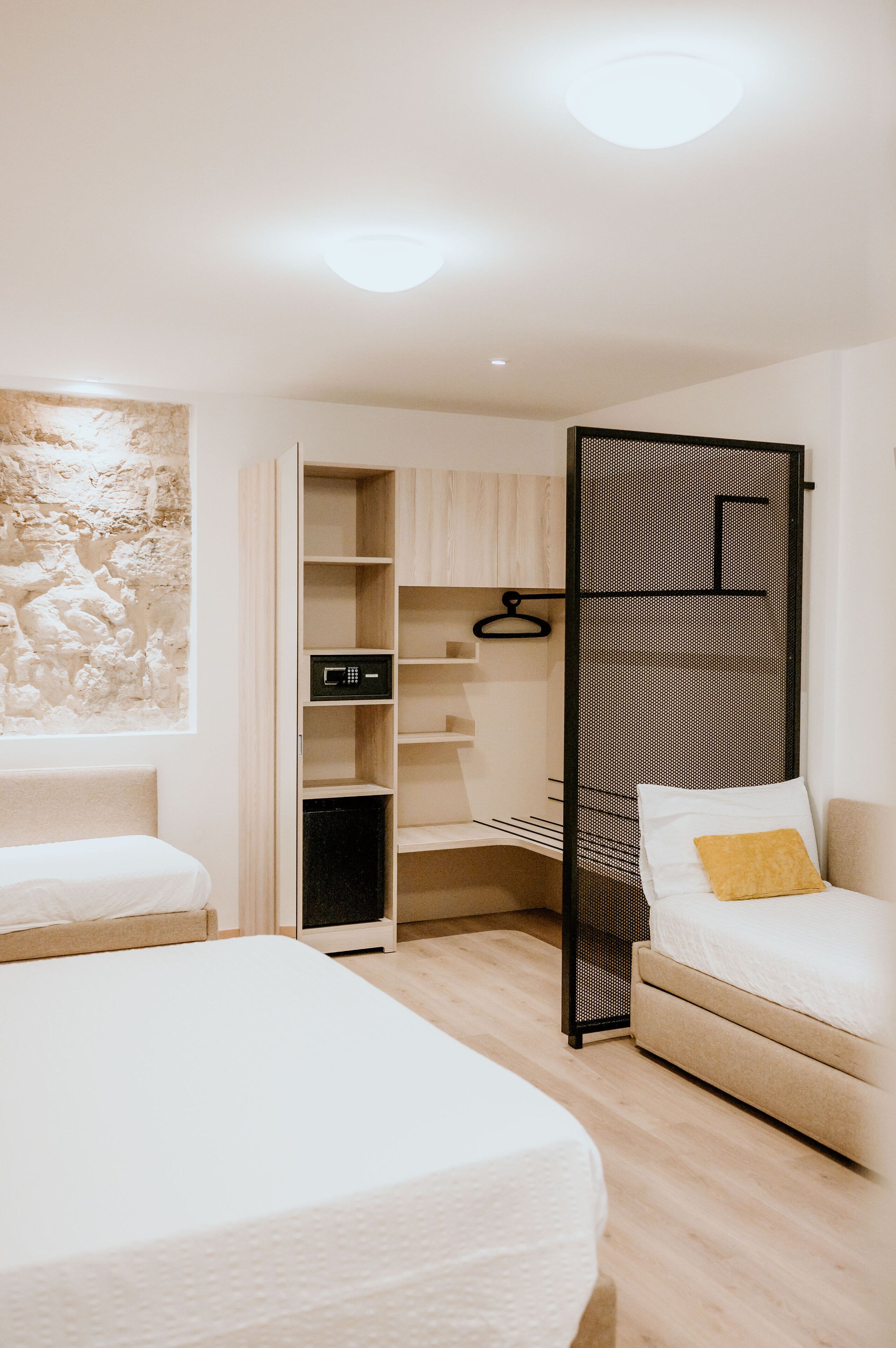 Comfort vierpersoonskamer, uitzicht op binnenplaats | Hypoallergeen beddengoed, een minibar, geluiddichte muren, gratis wifi