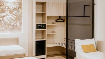 Comfort vierpersoonskamer, uitzicht op binnenplaats | Hypoallergeen beddengoed, een minibar, geluiddichte muren, gratis wifi