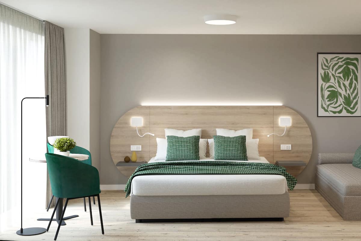 Comfort trippelrum - utsikt mot staden | 1 sovrum, allergitestade sÀngklÀder, minibar och ljudisolering