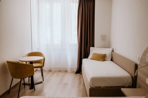 Comfort Quadruple Room, City View | Hypo-allergenic bedding, minibar, soundproofing, free WiFi - Hotel Garnì Venezia (Trento)