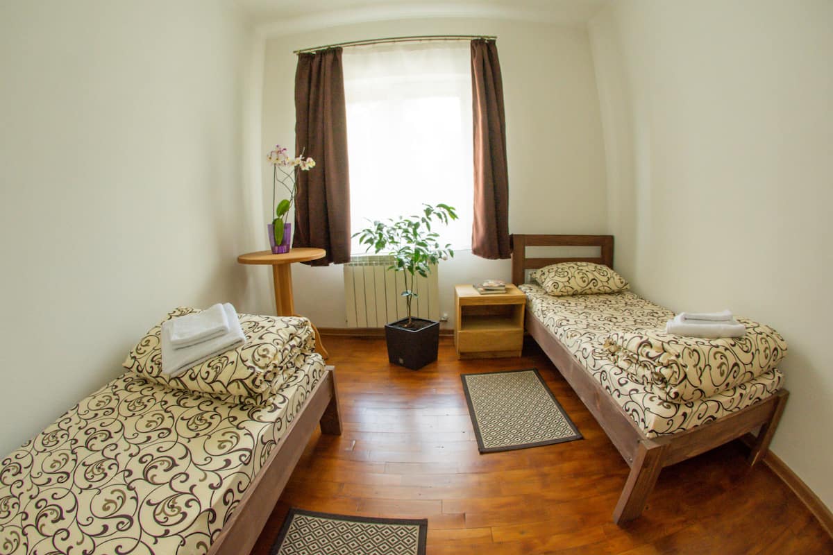 Dormitorio compartido, dormitorio mixto (1 Bed in 2 Person Dorm) | Espacio para trabajar con laptop y cortinas blackout