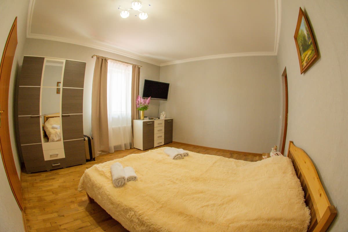 Habitación Premium con 1 cama matrimonial o 2 individuales, baño compartido | Espacio para trabajar con laptop y cortinas blackout