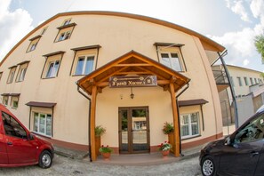 Front of property - Grand Hostel (Chernivtsi)