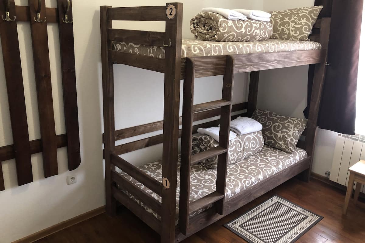 Dormitorio compartido, dormitorio mixto (1 Bed in 4 Person Dorm) | Área de sala de estar | Televisión