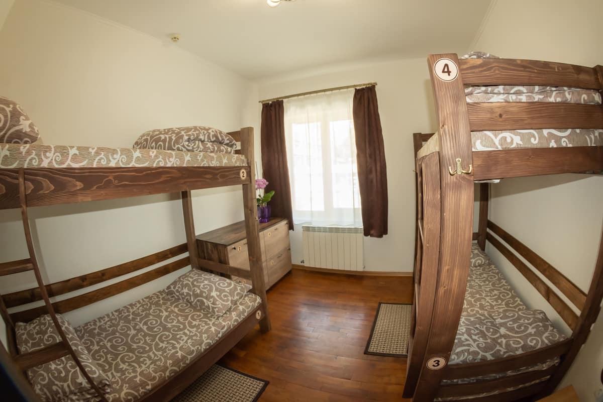 Espacio para trabajar con laptop y cortinas blackout