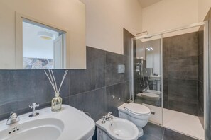 Douche, sèche-cheveux, bidet