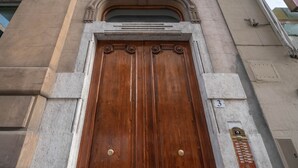 A large wooden double door with a number '3' above it, set within a stone building facade. - Apartments Florence Giotto Deluxe (Firenze)