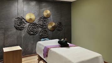 Ruang perawatan pasangan, perawatan tubuh, aromaterapi, dan body scrub