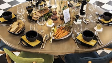 Desayuno buffet diario (IDR 121000 por persona)