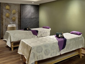 Parihoitohuone(ita), vartalohoitoja, aromaterapiaa, vartalon kuorintoja