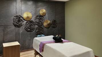 Couples treatment rooms, body treatments, aromatherapy, body scrubs