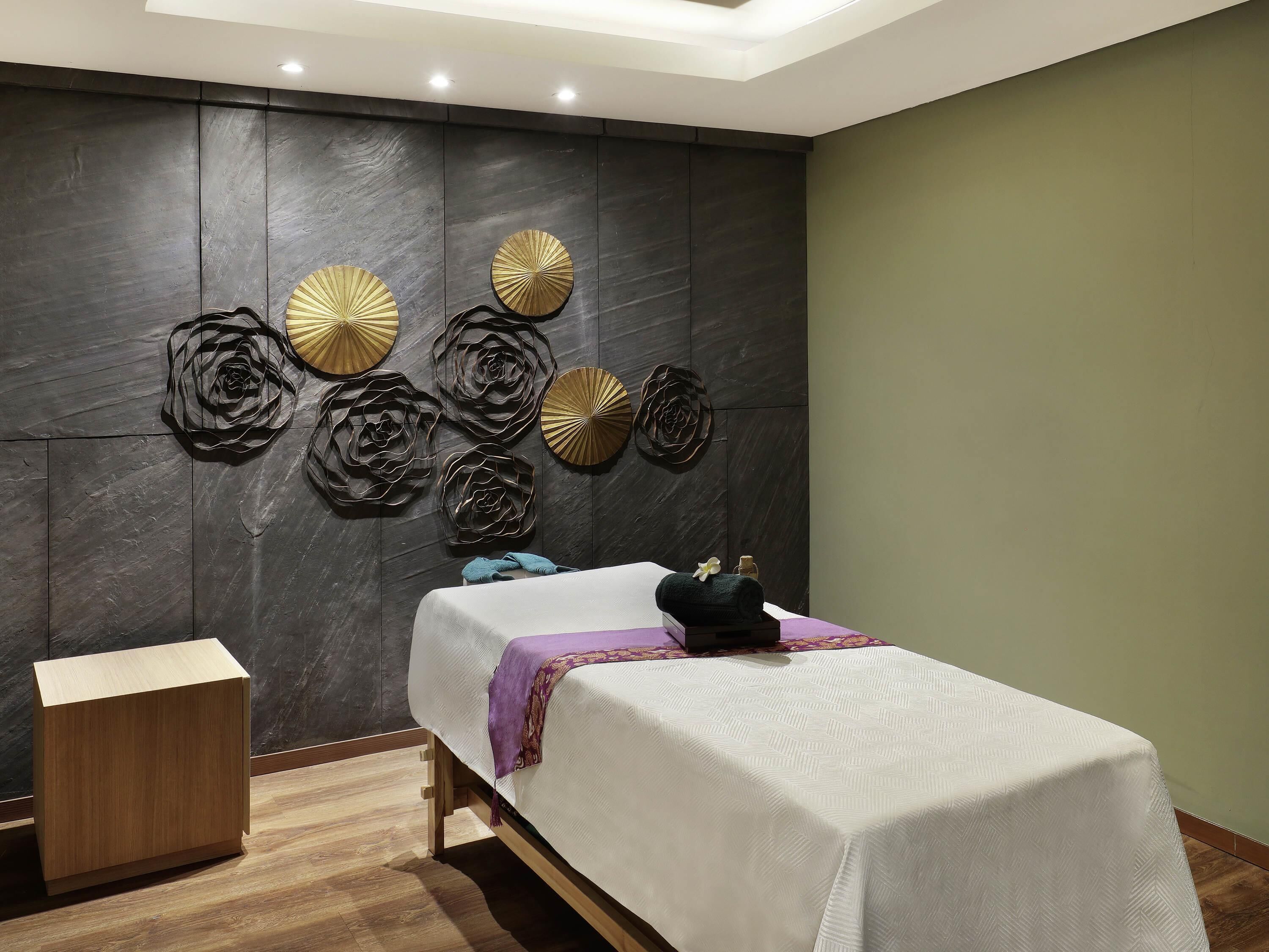 Couples treatment rooms, body treatments, aromatherapy, body scrubs