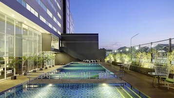 2 つの屋外プール、営業時間 6:00 ~ 21:00、プール パラソル、サンラウンジャー