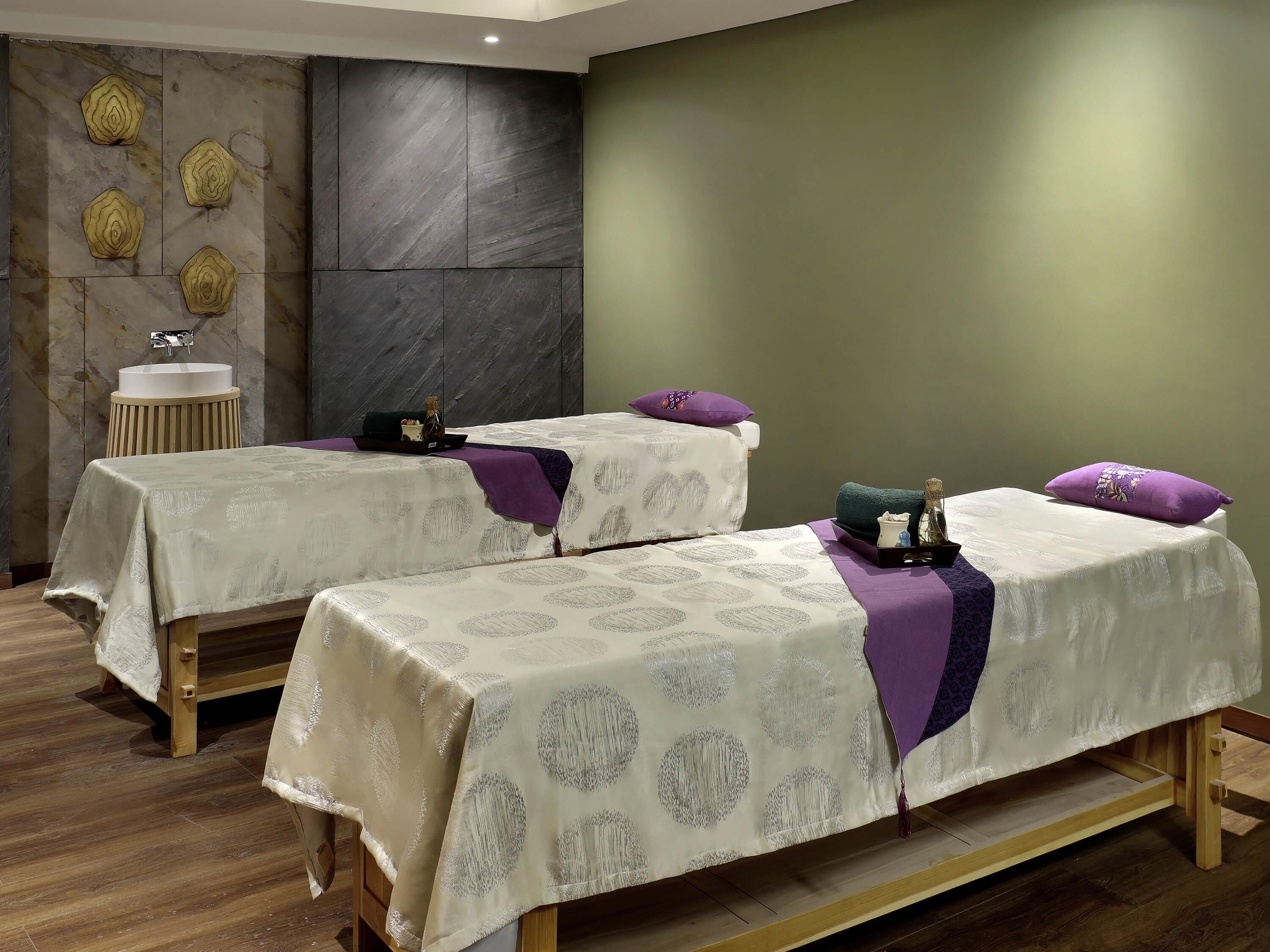 Couples treatment rooms, body treatments, aromatherapy, body scrubs