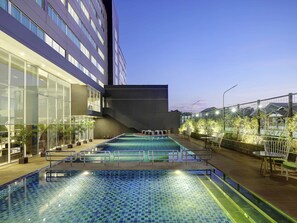2 outdoor pools, open 6:00 AM to 9:00 PM, pool umbrellas, sun loungers - Mercure Makassar Nexa Pettarani (Makassar)