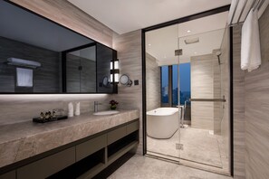 Premier-Zimmer, 2 Schlafzimmer | Badezimmer | Regendusche, kostenlose Toilettenartikel, Haartrockner, Bademäntel