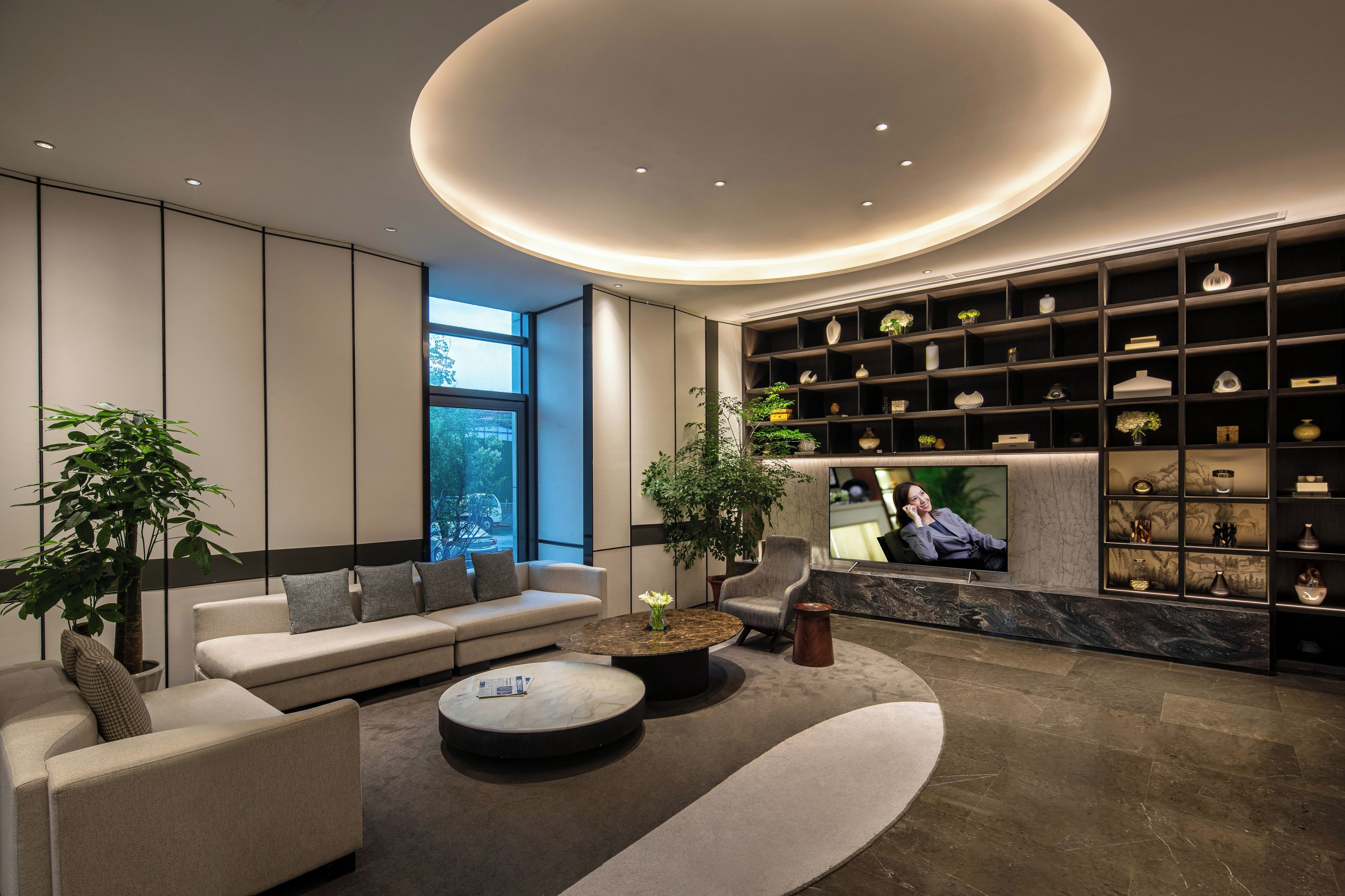 Un salon moderne avec un canapé, une table basse et un téléviseur.