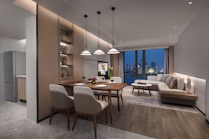 Premier Room, 2 Bedrooms | Dapur peribadi | Peti sejuk/penyejuk beku saiz penuh, ketuhar gelombang mikro, dapur 