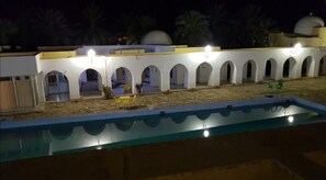 Piscina externa, guarda-sóis, espreguiçadeiras