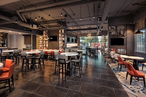 2 restaurantes, é servido jantar