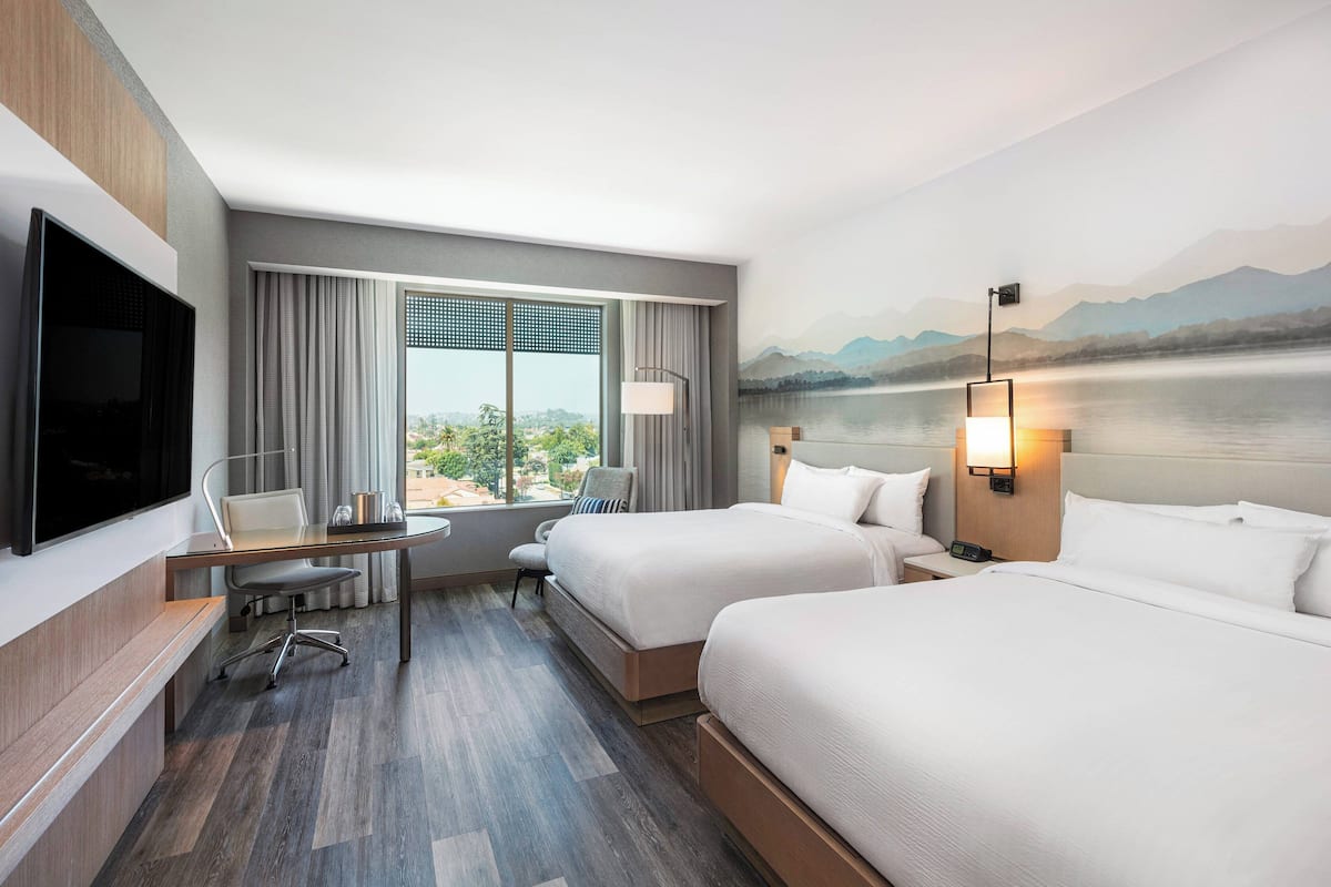 1 bedroom, premium bedding, desk, laptop workspace