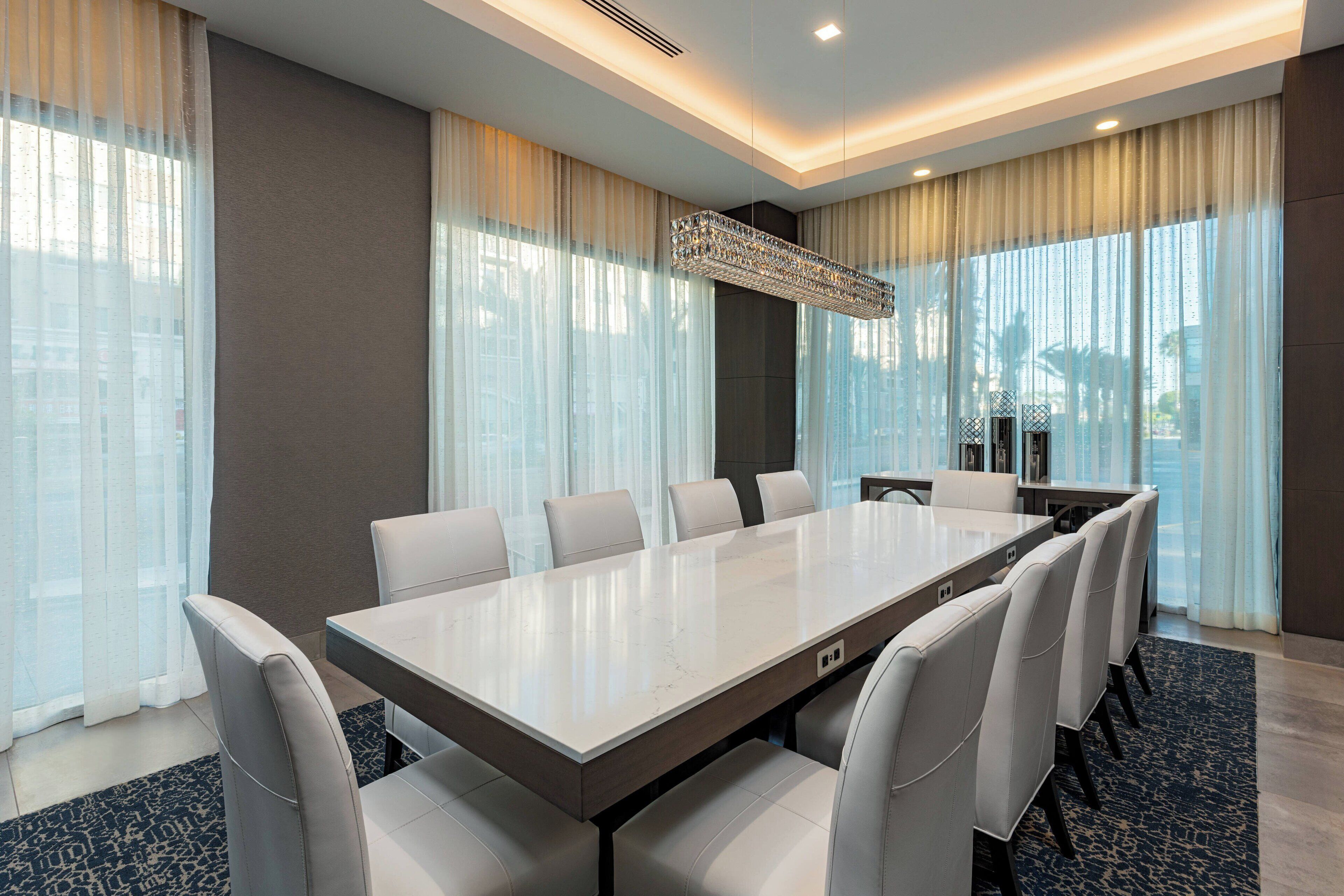 2 restaurants, dinner served