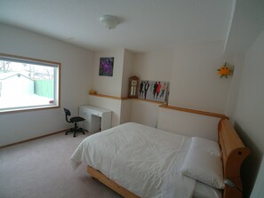 Presidential Suite, 2 Bedrooms, Non Smoking, Refrigerator & Microwave | Egyptian cotton sheets, premium bedding, pillowtop beds - Arbour Lake Guest Suite (Calgary)