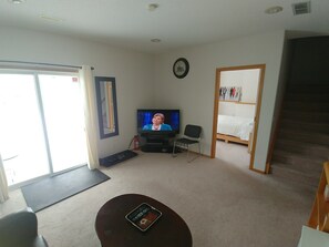 Presidential Suite, 2 Bedrooms, Non Smoking, Refrigerator & Microwave | Egyptian cotton sheets, premium bedding, pillowtop beds - Arbour Lake Guest Suite (Calgary)
