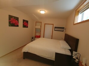 Presidential Suite, 2 Bedrooms, Non Smoking, Refrigerator & Microwave | Egyptian cotton sheets, premium bedding, pillowtop beds - Arbour Lake Guest Suite (Calgary)
