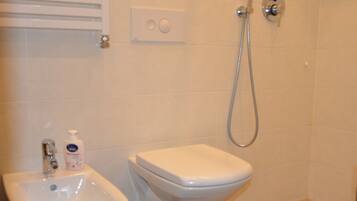 Basic Double or Twin Room, 2 Twin Beds, Garden View | Bathroom | Shower, hair dryer, bidet, towels