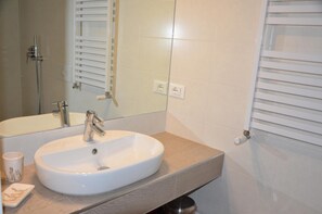 Shower, hair dryer, bidet, towels - La Via dell'Ambra (Due Carrare)