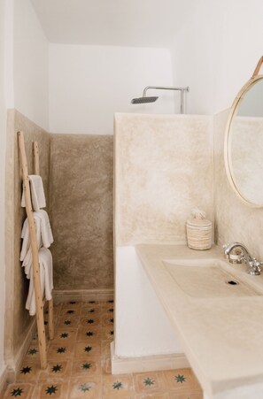 Quarto casal júnior | Banheiro | Chuveiro, chuveiro com efeito de chuva, produtos de toalete grátis 