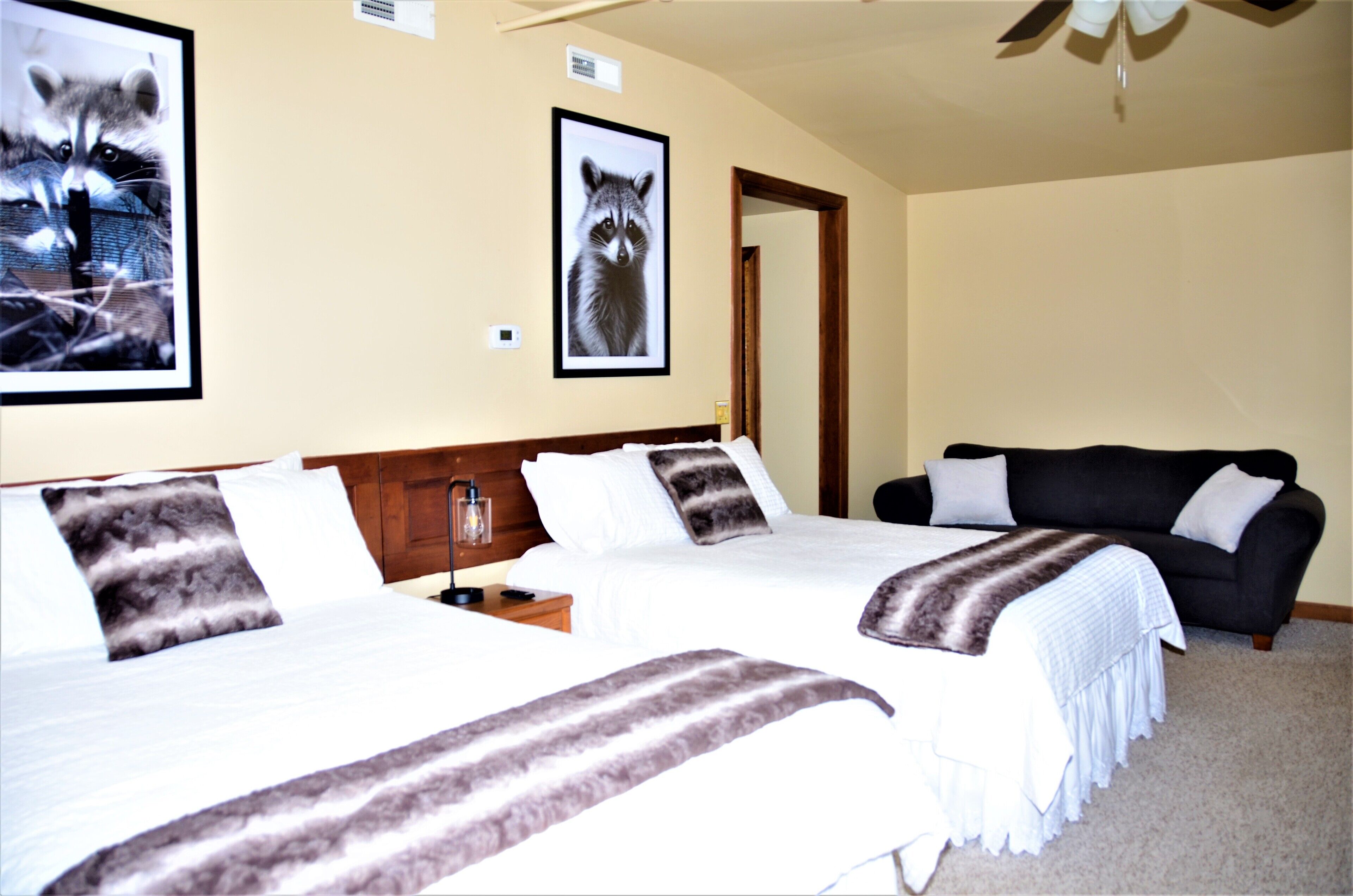 Raccoon Retreat (Room 2) | 1 bedroom, premium bedding, pillowtop beds, desk