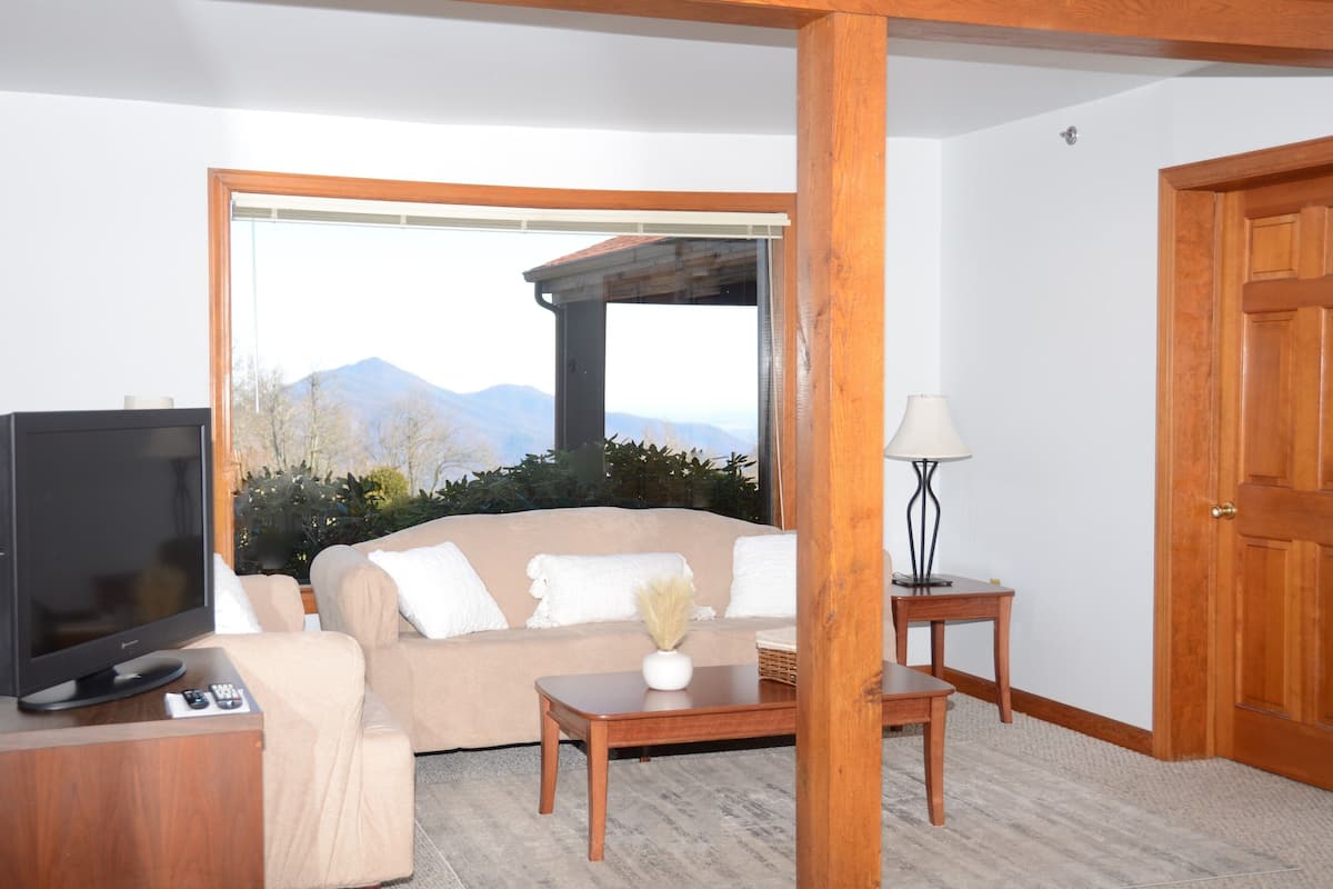 Habitación individual Deluxe, 1 cama de matrimonio grande, bañera de hidromasaje | 1 dormitorio y ropa de cama de alta calidad