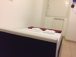 1 室のベッドルーム、WiFi