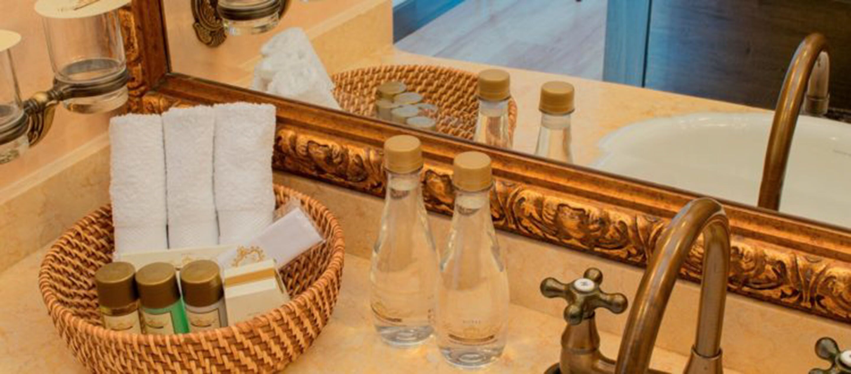 senior suite | bathroom | free toiletries, hair dryer, bathrobes, towels