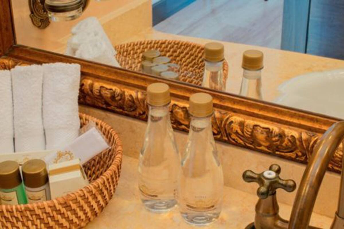 senior suite | bathroom | free toiletries, hair dryer, bathrobes, towels