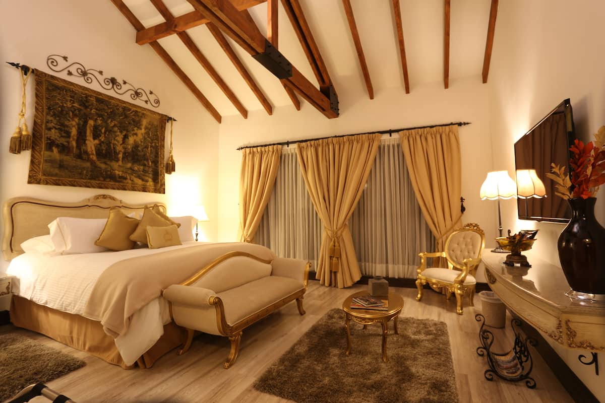 Senior Suite | In-room safe, individually decorated, individually furnished