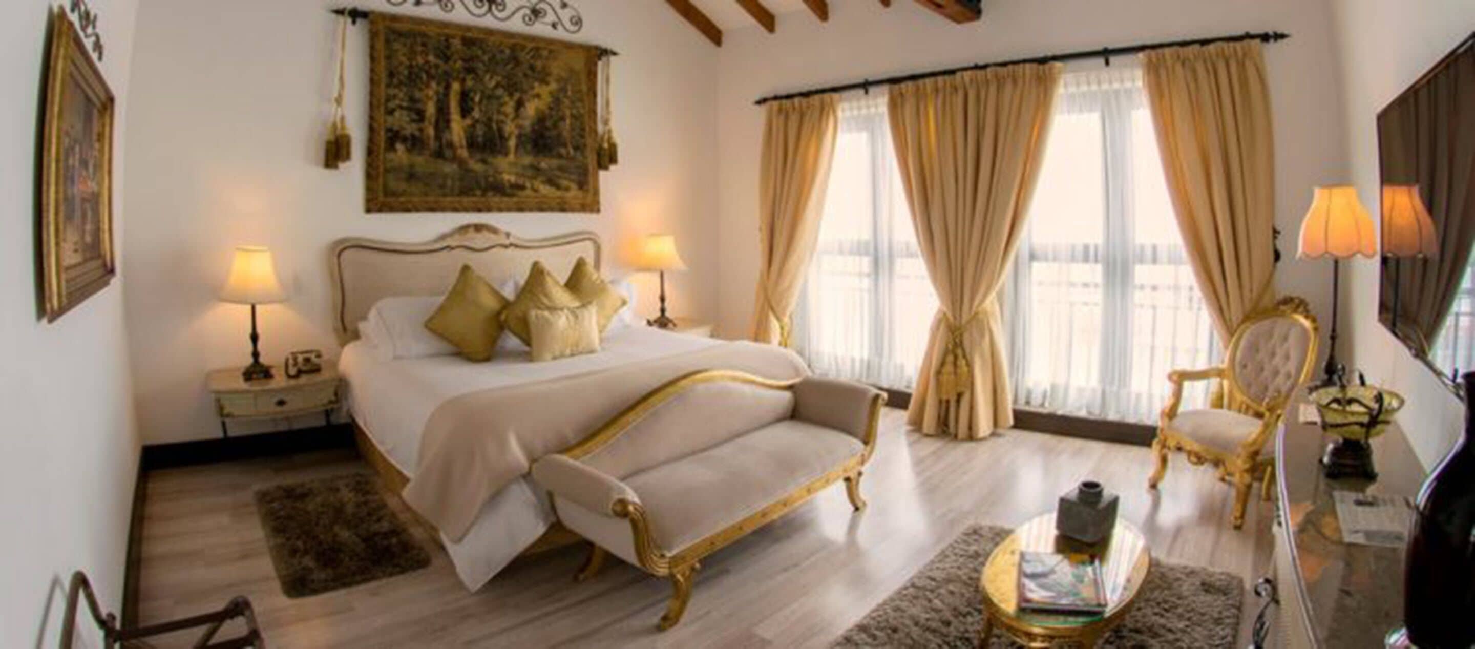 Senior suite | Een kluis op de kamer, individueel gedecoreerd, individueel gemeubileerd