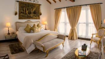 Suite senior | Caja de seguridad en la habitación y decoración personalizada