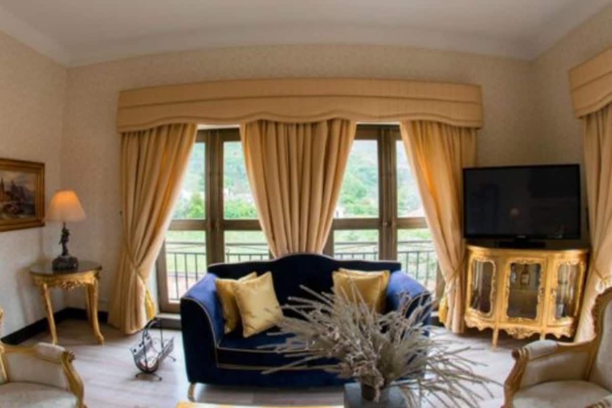 presidential room | in-room safe, individually decorated, individually furnished