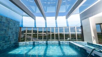 Kolam renang tertutup, kerusi lepak pantai