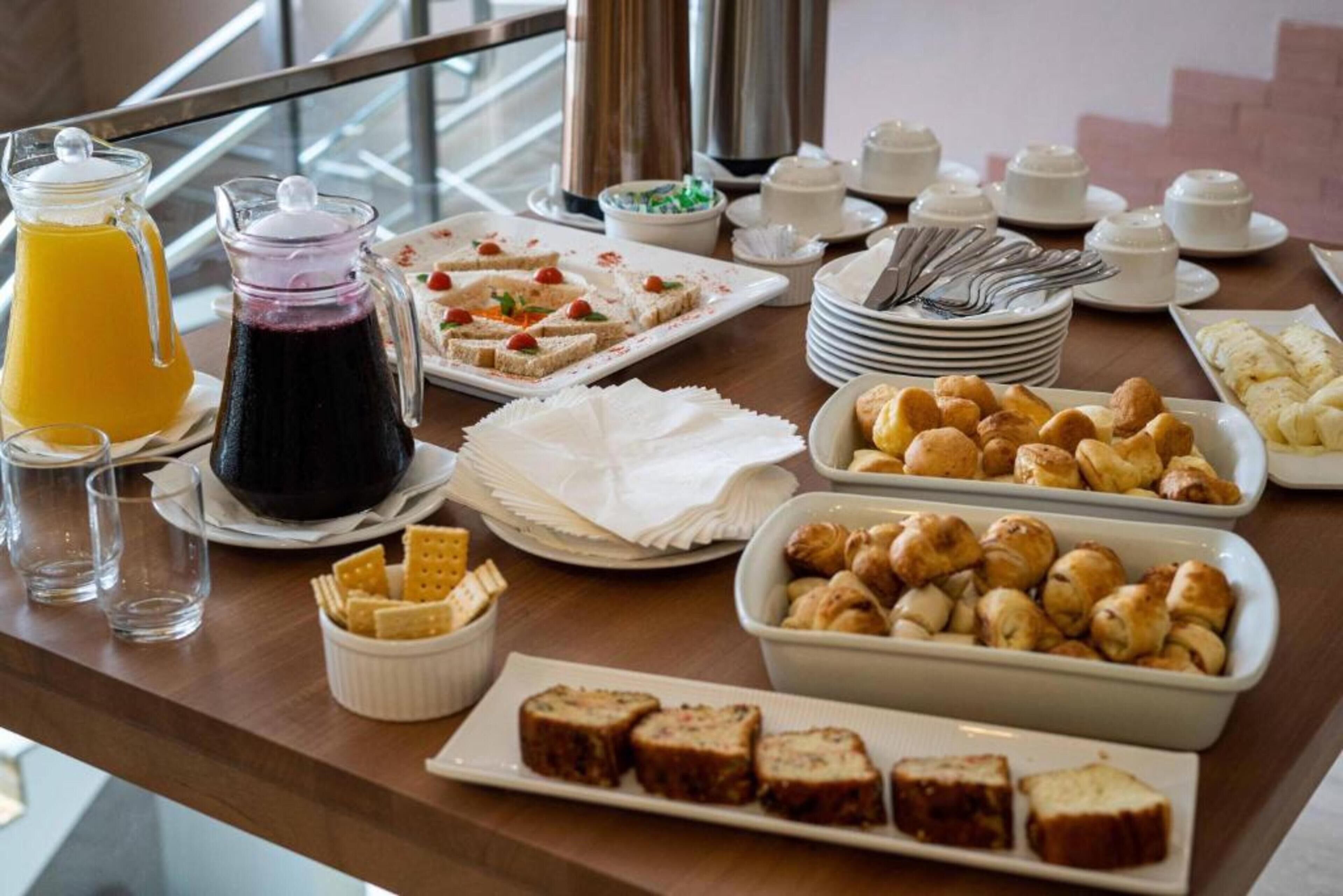 Un bufé de desayuno con diferentes alimentos y bebidas.