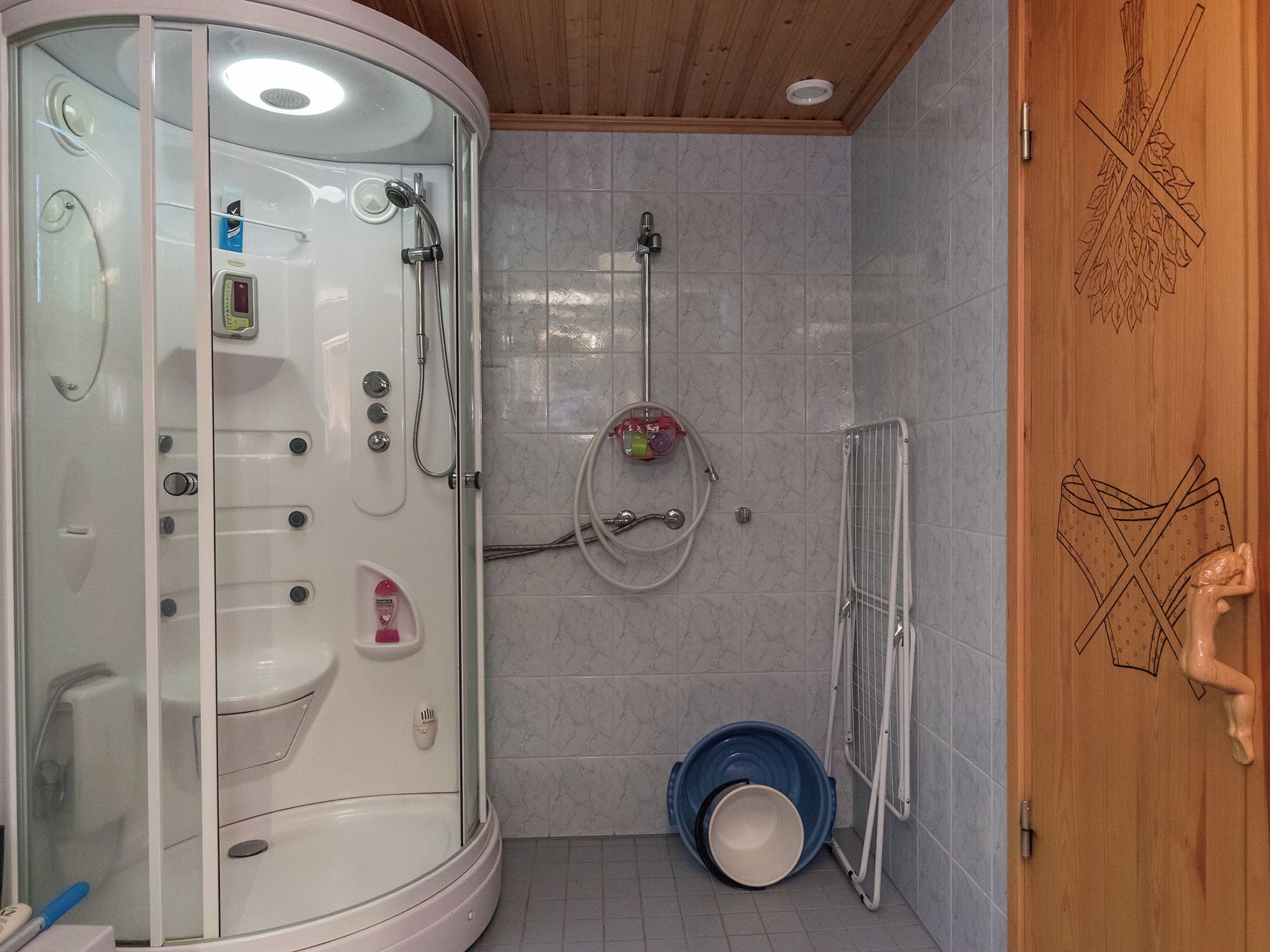 Une salle de bain moderne avec une douche à parois de verre, un pommeau de douche à main, une pompe de douche à main, un pommeau de douche à main, une pompe de douche à main, un pommeau de douche à main, une pompe de douche à main, un pommeau de douche à main, une pompe de douche à main, un pommeau de douche à main, une pompe de douche à main, un pommeau de douche à main, une pompe de douche à main, un pommeau de douche à main, une pompe de douche à main, un pommeau de douche à main, une pompe de douche à main, un pommeau de douche à main, une pompe de douche à main, un pommeau de douche à main, une pompe de douche à main, un pommeau de douche à main, une pompe de douche à main, un pommeau de douche à main, une pompe de douche à main, un pommeau de douche à main, une pompe de douche à main, un pommeau de douche à main, une pompe de douche à main, un pommeau de douche à main, une pompe de douche à main, un pommeau de douche à main, une pompe de douche à main, un pommeau de douche à main, une pompe de douche à main, un pommeau de douche à main, une pompe de douche à main