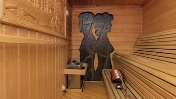 Eine Sauna mit Holzwänden, einer Sitzbank und einem Hitzestrahler.