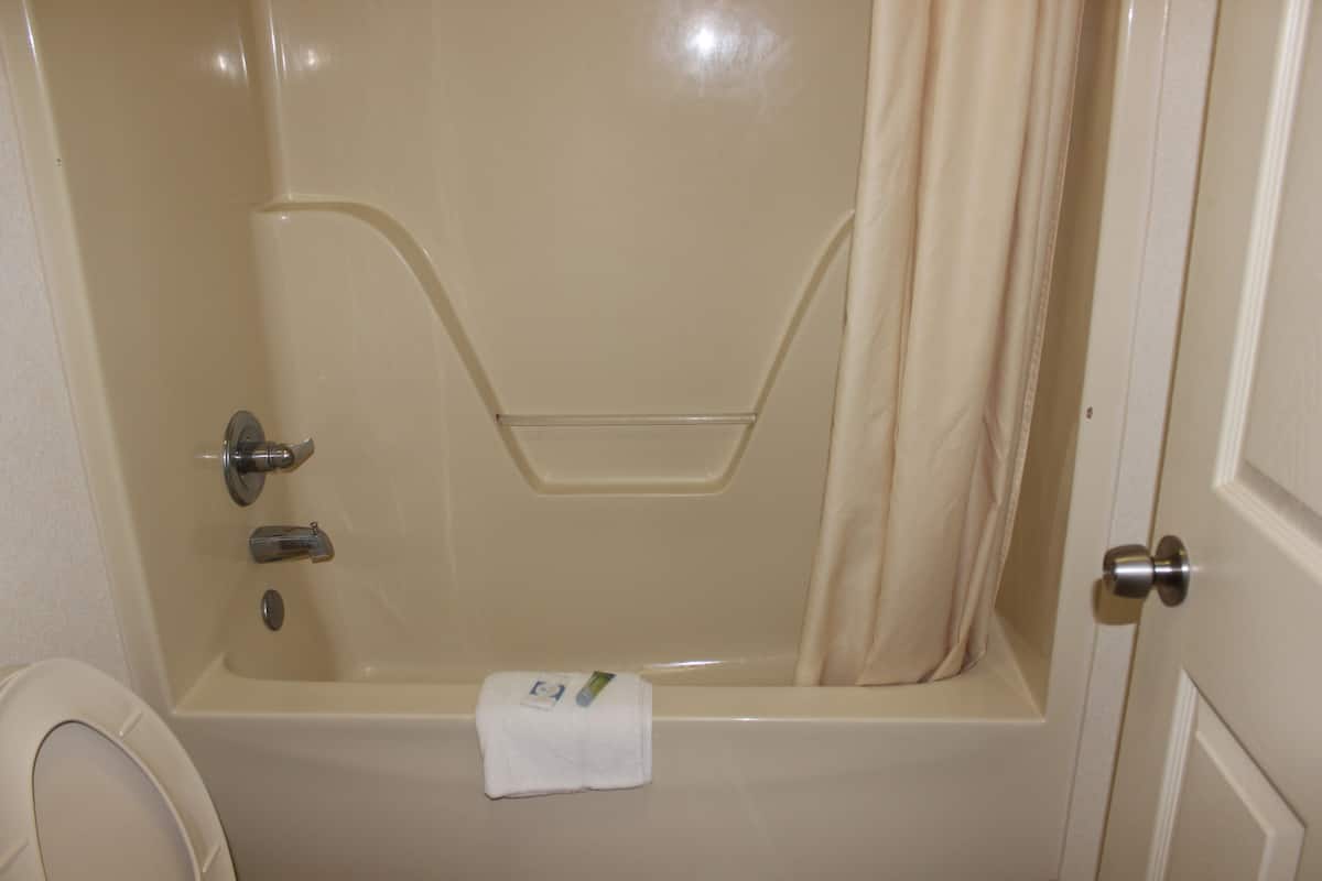combined shower/bathtub, towels