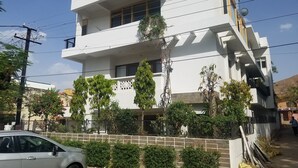 Un edificio moderno de dos pisos con techo plano y balcón.
