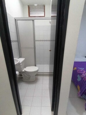 Standard Room, Private Bathroom (2 beds) | Bathroom | Shower, towels, soap, toilet paper - Hotel Central - Mocoa (Mocoa)