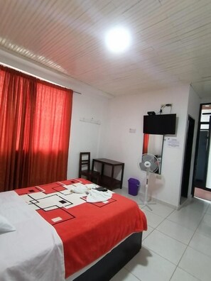 Caja de seguridad en la habitación y muebles diferentes 