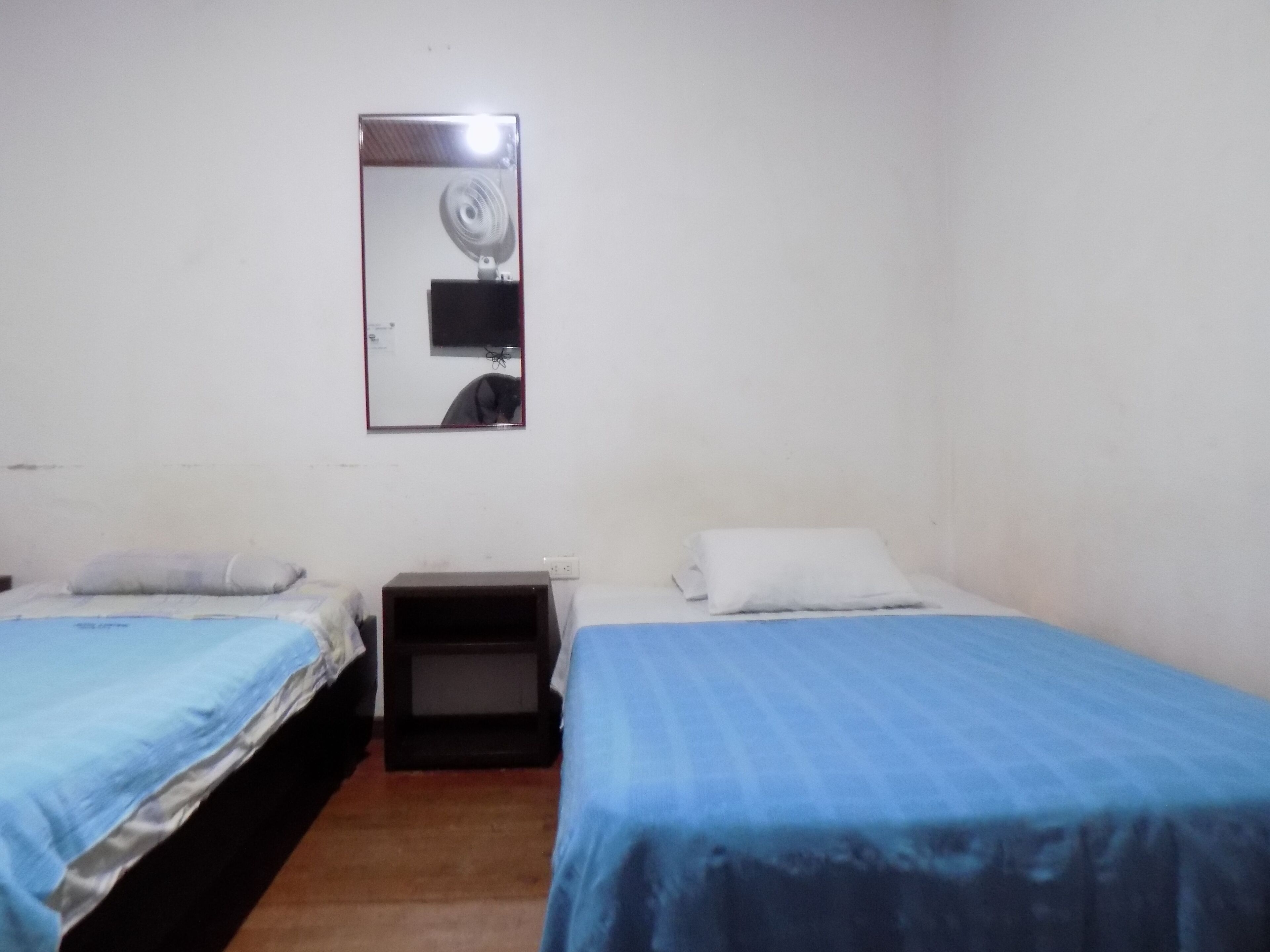 Economy enkelrum - 1 sovrum - delat badrum (2 beds) | Värdeförvaringsskåp på rummet, unika möbler och arbetsyta för laptop